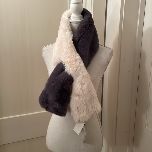 ⭐️New⭐️Apparis Furry Scarf - Picture 6 of 12